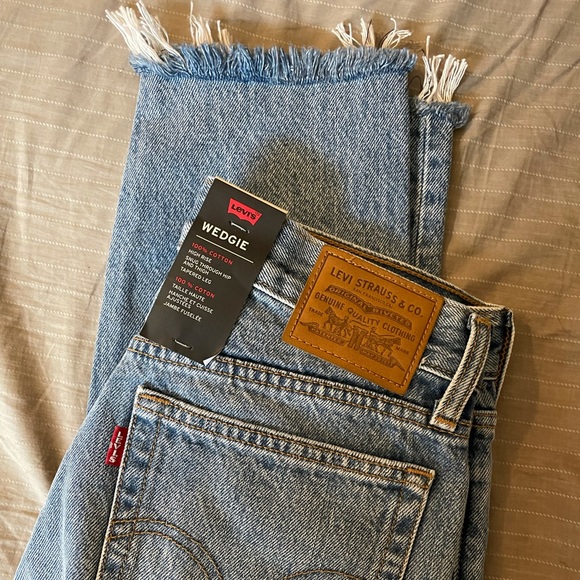 Levi’s Women’s Wedgie Fit Ankle Jeans - Picture 2 of 2